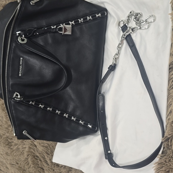 Michael kors black like new two way bag looks amazing - Picture 5 of 8